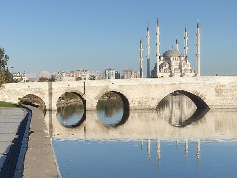 اڈانا میں Taşköprü (پتھر کا پل)