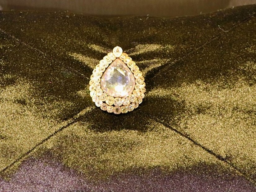 A Dazzling Fortune: The Spoonmaker\'s Diamond