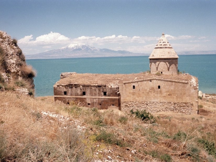 Une île lacustre en Turquie : Çarpanak
