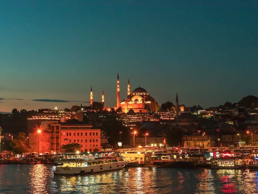 Vendeurs de sandwichs au poisson sous le pont d\'Eminönü
