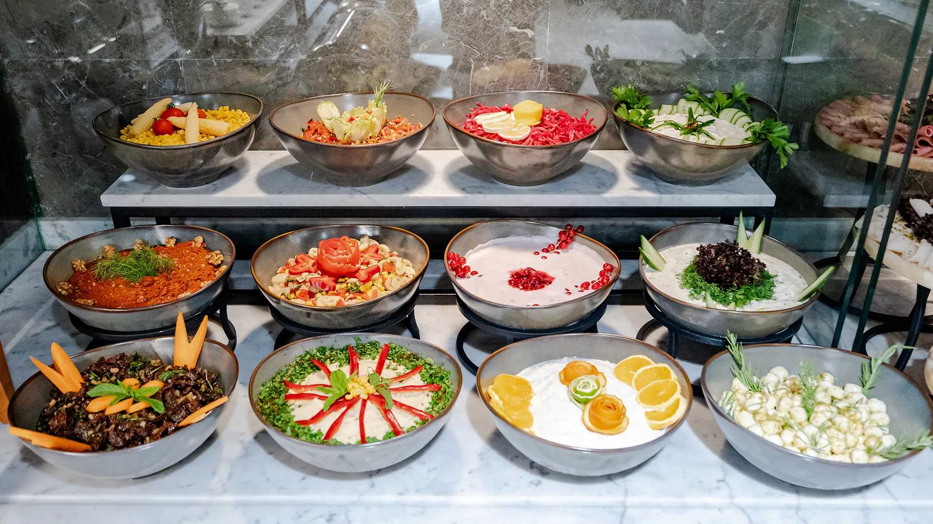早餐自助餐台上展示着各种碗里的食物。