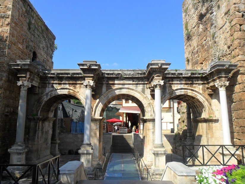 Der berühmte Bogen in Antalya: Hadrianstor