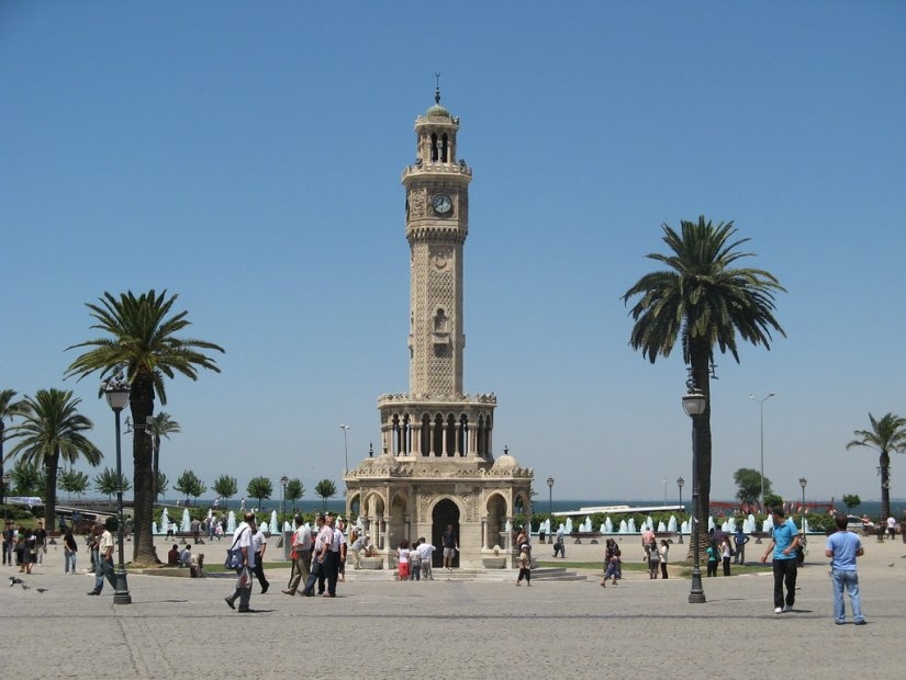 Измирская часовая башня на площади Конак