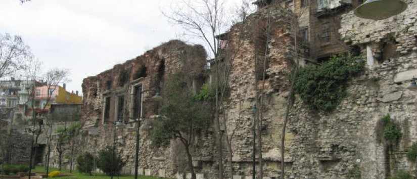 القصر الصيفي للأباطرة البيزنطيين: قصر بوقليون