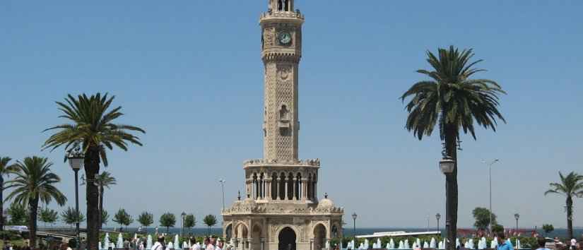 برج الساعة في إزمير في ساحة كوناك