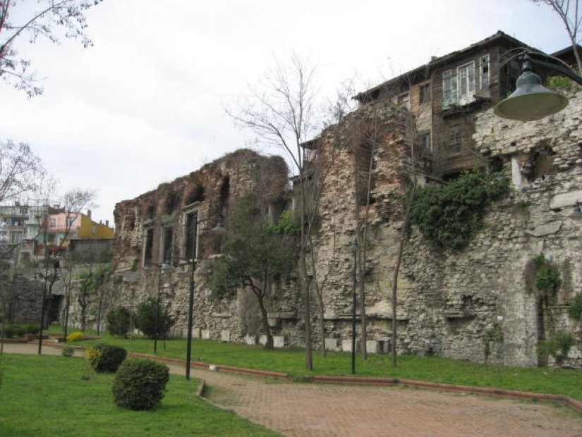 Дворец Буколеон - Летний дворец византийских императоров.