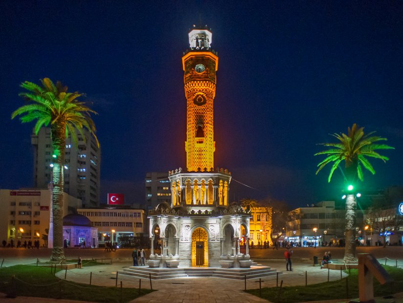 برج الساعة في إزمير في ساحة كوناك